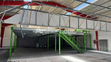 Entrepôt à louer à Marcq-en-Baroeul 446 m2 avec stationnement facile - Offre immobilière - Arthur Loyd