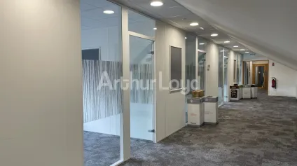 À LOUER - BUREAUX AU COUR D'HAZEBROUCK DANS UN IMMEUBLE TERTIAIRE DYNAMIQUE - Offre immobilière - Arthur Loyd