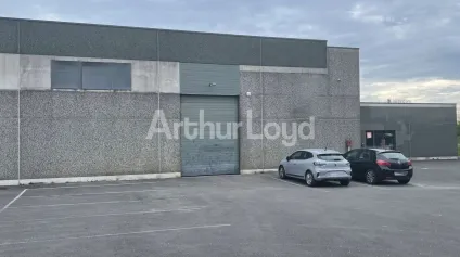 Entrepôt avec bureaux à vendre à Roncq accès direct autoroute et parking - Offre immobilière - Arthur Loyd