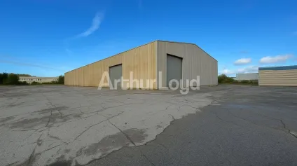 À LOUER / À VENDRE - ENTREPÔT + TERRAIN - EMPLACEMENT EXCEPTIONNEL EN COEUR DE ZI - Offre immobilière - Arthur Loyd