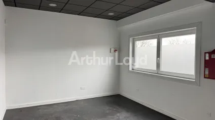 Entrepot à louer à Roncq avec accès rapide autoroute et grande hauteur - Offre immobilière - Arthur Loyd