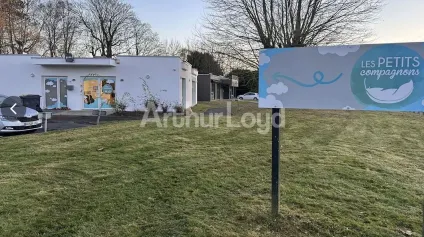 Location local commercial Wattignies visibilité axe principal parking - Offre immobilière - Arthur Loyd