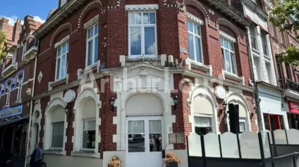 Local commercial à louer en emplacement Premium au coeur d'Armentières - Immeuble d'angle avec terrasse - Offre immobilière - Arthur Loyd
