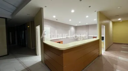 Bureaux à vendre à Cambrai centre avec cloisonnement flexible et parking - Offre immobilière - Arthur Loyd