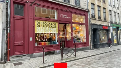 Local commercial à louer à Lille secteur Vieux Lille avec cave et vitrine de charme - Offre immobilière - Arthur Loyd