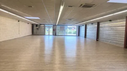 À LOUER : Locaux commerciaux situés au sein d'une zone commerciale dynamique en façade de route sur axe très passant à La Fouillouse - Offre immobilière - Arthur Loyd