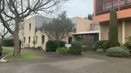 Site tertiaire à vendre à Châteaurenard avec grand terrain et vaste parking. Idéal siège social - Offre immobilière - Arthur Loyd
