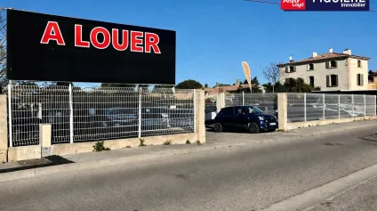 En EXCLUSIVITE - Terrain enrobé avec bâti à LOUER sur VITROLLES en bordure de RN113 - Offre immobilière - Arthur Loyd