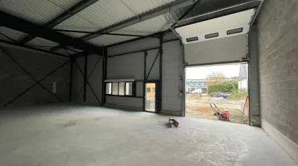 Cellule d'activité à louer - 238 m² - SAINT-AVE - Offre immobilière - Arthur Loyd