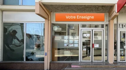 A LOUER LOCAL 118M² FACE À UN AXE PASSANT POITIERS  AVEC BELLE VITRINE ET DU PARKINGS - Offre immobilière - Arthur Loyd