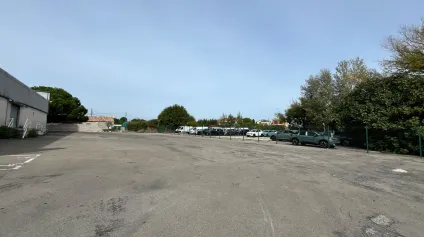 Terrain clôturé de 1 100 m² à Alès, idéal stockage extérieur et activités logistiques, à louer - Offre immobilière - Arthur Loyd