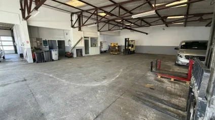 SORTIE D'AUTOROUTE VALENCE SUD, ATELIER ENTREPOT BUREAUX AVEC TERRAIN ATTENANT - Offre immobilière - Arthur Loyd