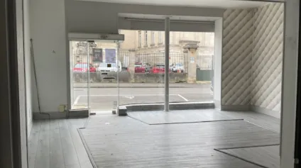 Centre ville Soissons - Local commercial lumineux avec vitrine de 70 m2 environ disponible immédiatement à la location. - Offre immobilière - Arthur Loyd