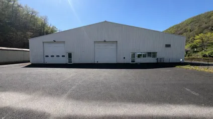 A LOUER LOCAL D'ACTIVITÉ TRES LUMINEUX DE 3000 m2 - Souillac - Proximité autoroute A20 - Offre immobilière - Arthur Loyd