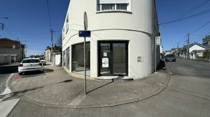 BUREAUX DE 82 M² AVEC GRANDE VITRINE EN ANGLE DE RUE - Offre immobilière - Arthur Loyd