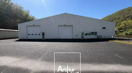 A LOUER LOCAL D'ACTIVITÉ TRES LUMINEUX DE 3000 m2 - Souillac - Proximité autoroute A20 - Offre immobilière - Arthur Loyd
