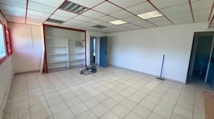 Local d'activités 580m² sur parcelle de 3200m² à louer Lancon-Provence - Offre immobilière - Arthur Loyd