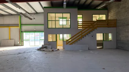 A LOUER LOCAUX COMMERCIAUX 1 200 M² LOSCOAT BREST - Offre immobilière - Arthur Loyd