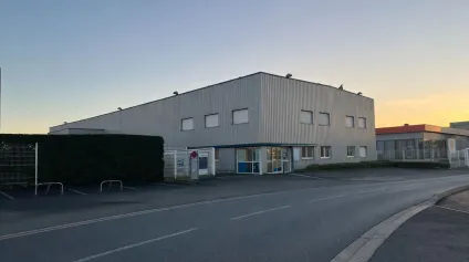 EXCLU Axe principal ZI Ingré-Saint Jean de la Ruelle - Bâtiment mixte showroom et activités - 1 388 m2 - À louer - Offre immobilière - Arthur Loyd