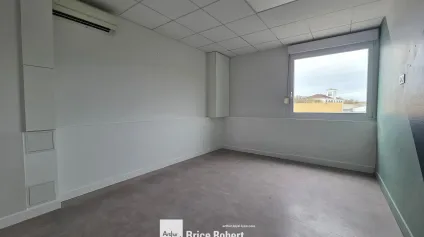 Bureau à louer à Decines Charpieu lumineux avec climatisation réversible - Offre immobilière - Arthur Loyd