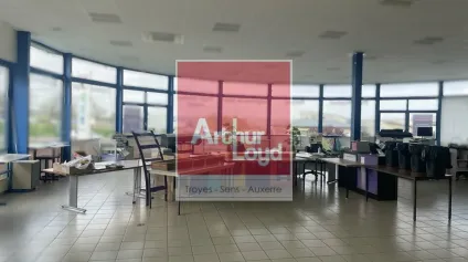 Bureaux professionnels de 1 400 m² sur deux niveaux  Site tertiaire accessible et fonctionnel à Auxerre - Offre immobilière - Arthur Loyd