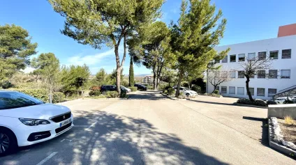 BUREAUX À LOUER DANS IMMEUBLE DE STANDING LA DURANNE - Offre immobilière - Arthur Loyd