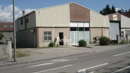 Local d'activité à louer à Échirolles 284 m² avec double accès sectionnel - Offre immobilière - Arthur Loyd