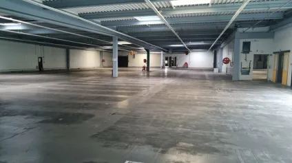 Entrepôt logistique sécurisé de 3 868 m² à louer  Quais, portes sectionnelles et accessibilité poids lourds - Offre immobilière - Arthur Loyd