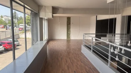 À VENDRE OU À LOUER : Local d'activité de 500 m² avec vitrines, en entrée de ville de Firminy, situé en bordure de rue. - Offre immobilière - Arthur Loyd