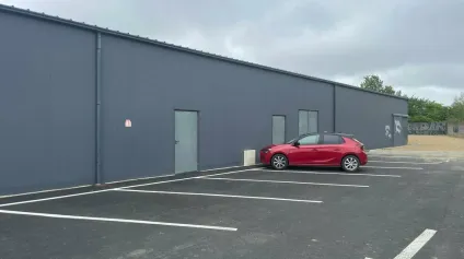 A LOUER UN LOCAL COMMERCIAL DE 365 m2 - EMPLACEMENT EXCEPTIONNEL - ZONE COMMERCIALE - LA ROCHE SUR YON - Offre immobilière - Arthur Loyd