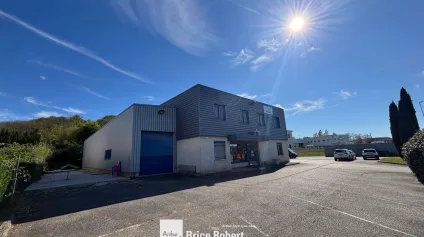 A louer - Beau bâtiment sur son grand terrain indépendant avec accès direct aux autoroutes - Offre immobilière - Arthur Loyd