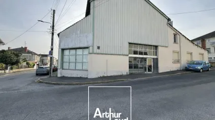 A LOUER Local D'activité 700m2 à Brive - Grande Surface- Parking - Offre immobilière - Arthur Loyd