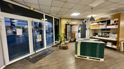 EXCLUSIVITÉ - A VENDRE - SHOW-ROOM & ENTREPÔT - 1 000 m2 - Offre immobilière - Arthur Loyd