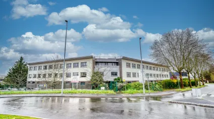 BUREAUX À LOUER DIVISIBLES - ERP - ASCENSEUR - PARC SECURISE - CHANTELOUP-LES-VIGNES (78) - Offre immobilière - Arthur Loyd