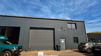 A louer - Local industriel avec belle hauteur sous plafond de 6.5 m dans un parc clos et sécurisé - Trévoux - Offre immobilière - Arthur Loyd