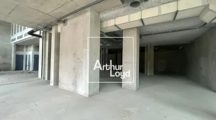 Local commercial neuf 470 m² - Emplacement premium Port Marianne - Forte visibilité & accessibilité majeure - Offre immobilière - Arthur Loyd