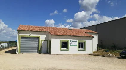 Local d'activités 400 m² à louer  Site sécurisé et accès rapides  Ouest de Poitiers - Offre immobilière - Arthur Loyd