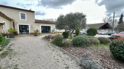 Bureaux dans maison à louer avec nombreuses places de parking - Offre immobilière - Arthur Loyd