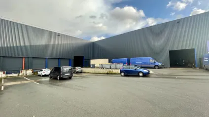 A Louer - Entrepôt traversant de 5.000 m2 - Quais de chargement et portes sectionnelles - grand Hauteur - Le Grand Quevilly - Offre immobilière - Arthur Loyd