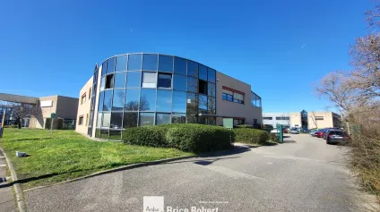 Bureaux à louer bâtiment indépendant avec parking à Bron Parc du Chêne - Offre immobilière - Arthur Loyd