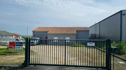 Local d'activités artisanal à vendre  400 m²  Accès PL, parcelle indépendante sécurisée  Ouest de Poitiers - Offre immobilière - Arthur Loyd