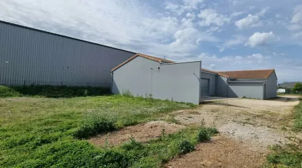 Local d'activités 400 m² à louer  Site sécurisé et accès rapides  Ouest de Poitiers - Offre immobilière - Arthur Loyd