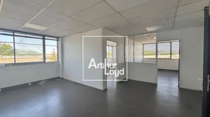 Bureaux à louer - 76M2 - 2eme étage en Ville Active<br />Parking sur site - Offre immobilière - Arthur Loyd