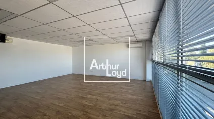 Bureaux à louer - 50 M2 - 1er étage en Ville Active<br />Parking sur site - Offre immobilière - Arthur Loyd