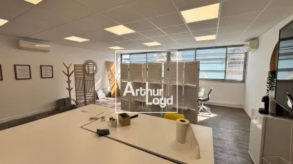 Bureaux à louer - 50 M2 - 1er étage en Ville Active<br />Parking sur site - Offre immobilière - Arthur Loyd