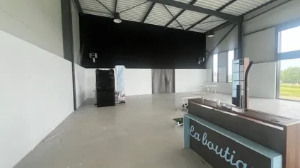 A VENDRE LOCAL COMMERCIAL DE 300m² A SAINT-MARTIN-DES-CHAMPS - Offre immobilière - Arthur Loyd