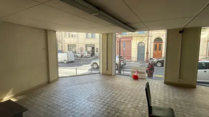 Béziers Hypercentre - Murs commerciaux 255 m² avec mezzanine - Immeuble Haussmannien d'angle - À 2 mn de la Mairie - À vendre 180 000 euros - Offre immobilière - Arthur Loyd