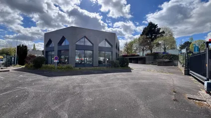 Locaux d'activité à louer à Bouguenais avec showroom vitré et accès quai - Offre immobilière - Arthur Loyd