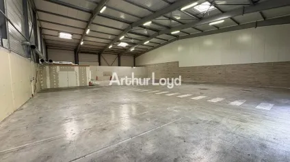 Grand local d'activité avec Bureaux et Showroom - Offre immobilière - Arthur Loyd