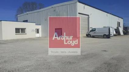 LOCAL D'ACTIVITÉ FONCTIONNEL DE 1 298 M² AVEC BUREAUX AMÉNAGÉS  ENVIRONNEMENT ARTISANAL DYNAMIQUE - Offre immobilière - Arthur Loyd